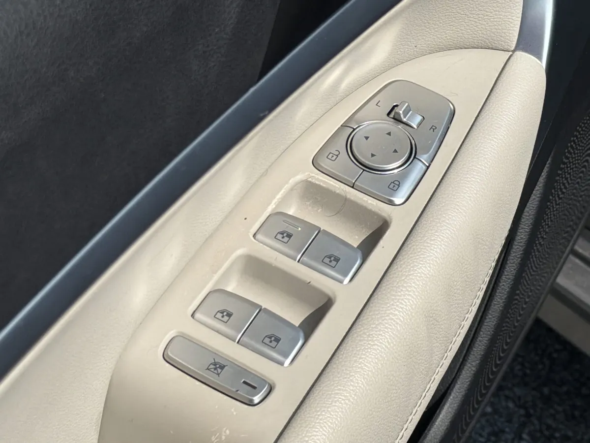 2022 Genesis G70 2.0T thumbnail 17