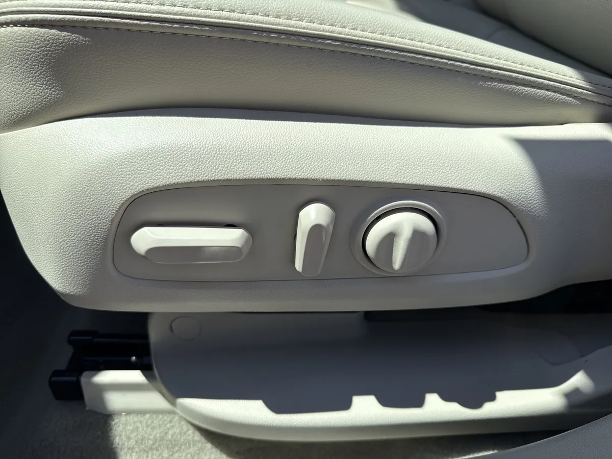 2022 GMC Acadia Denali thumbnail 10
