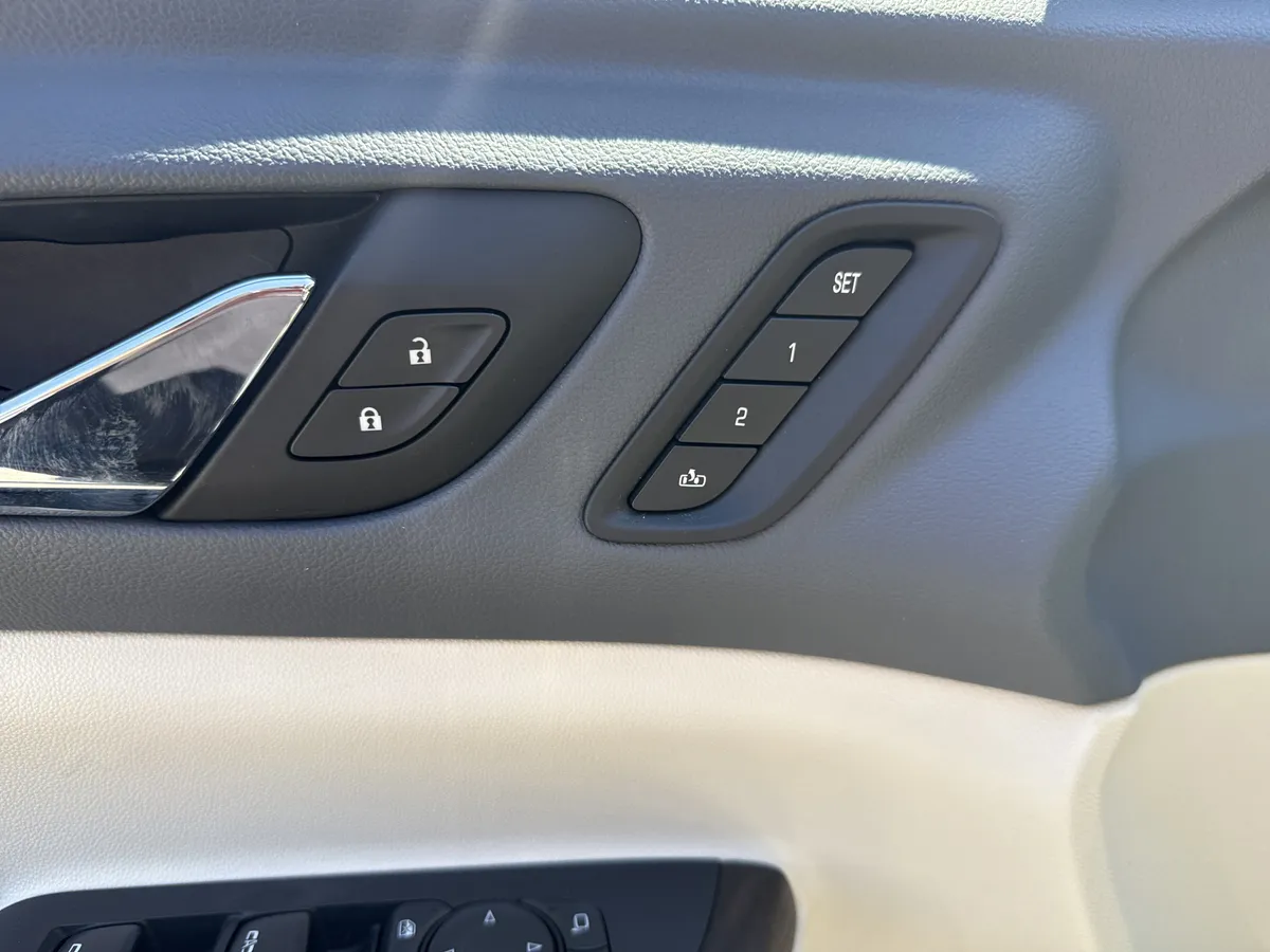 2022 GMC Acadia Denali thumbnail 12