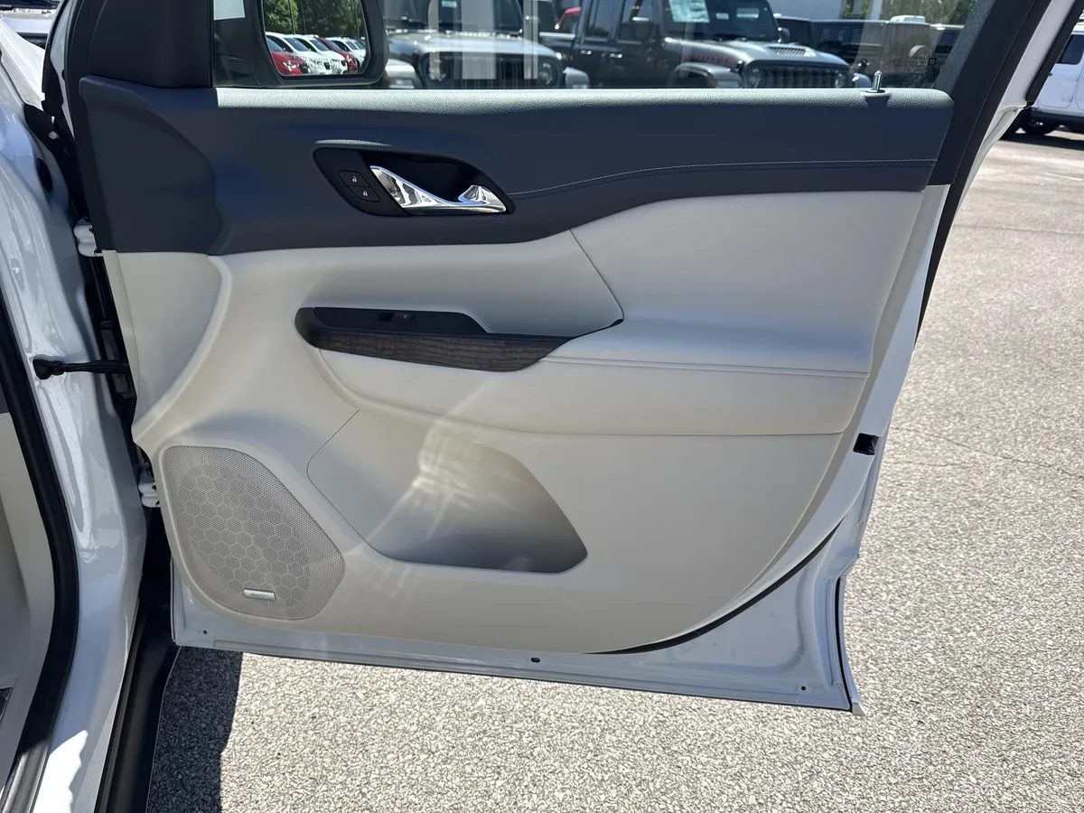2022 GMC Acadia Denali thumbnail 16