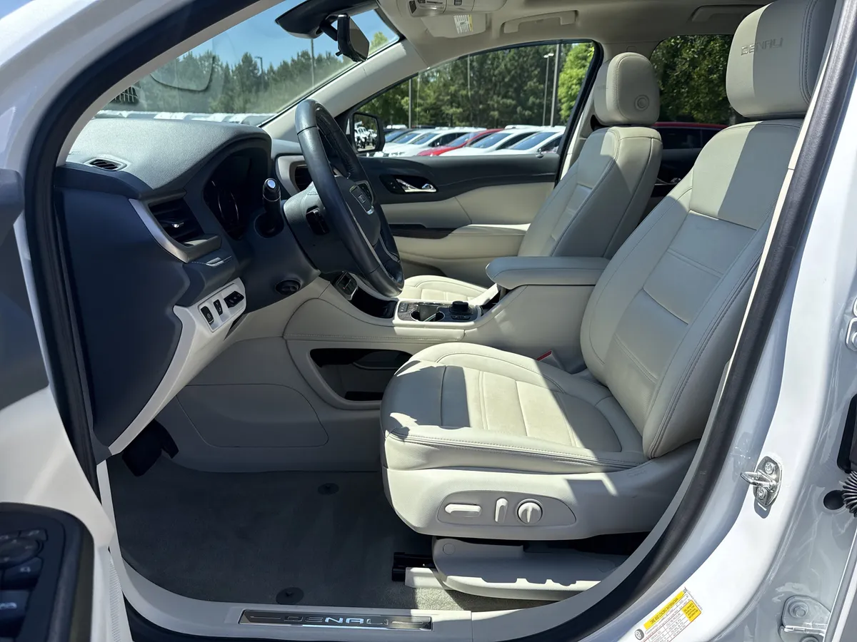 2022 GMC Acadia Denali thumbnail 9