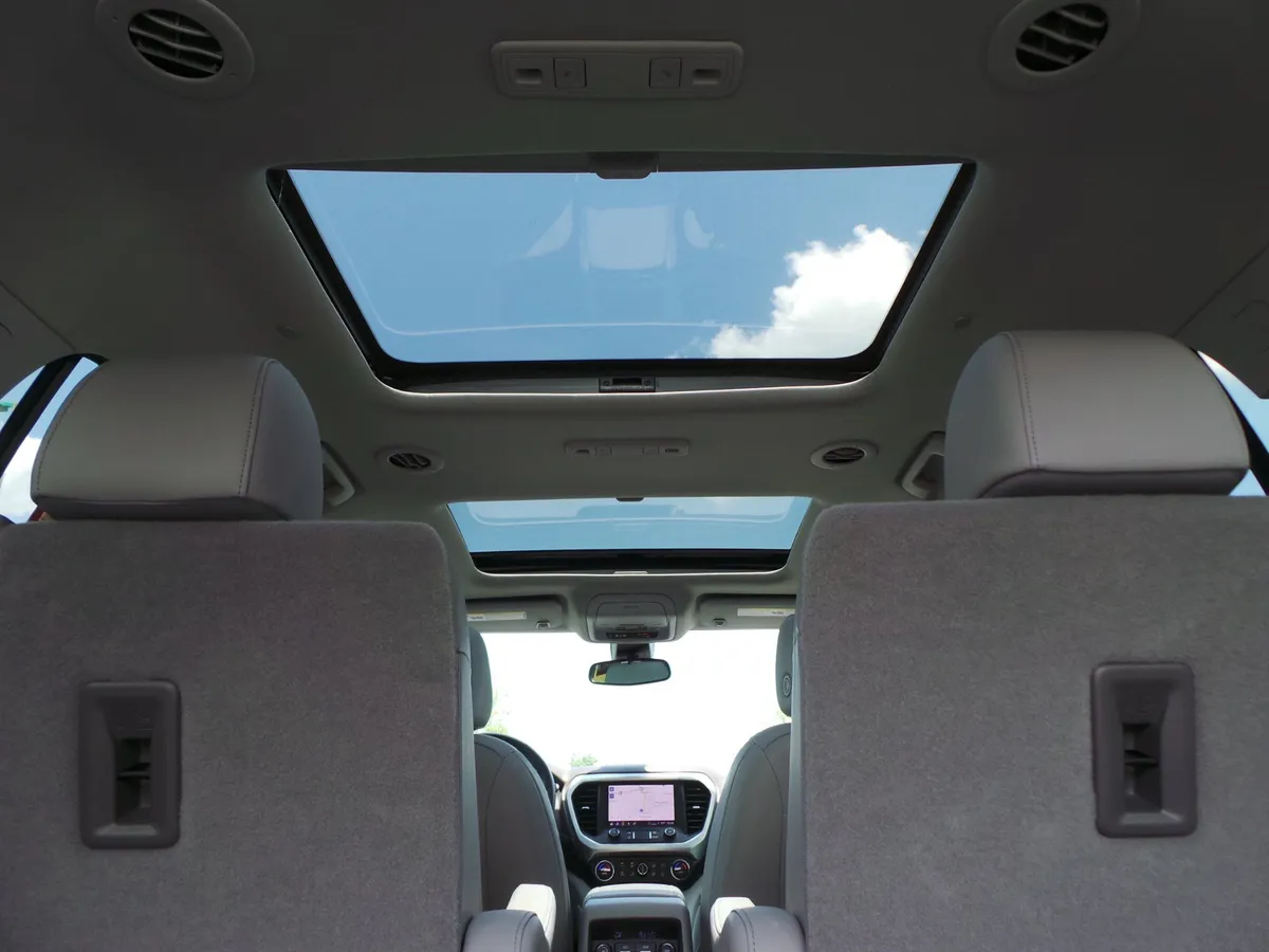 2022 GMC Acadia SLT thumbnail 6
