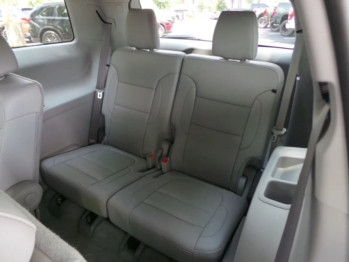2022 GMC Acadia SLT thumbnail 9