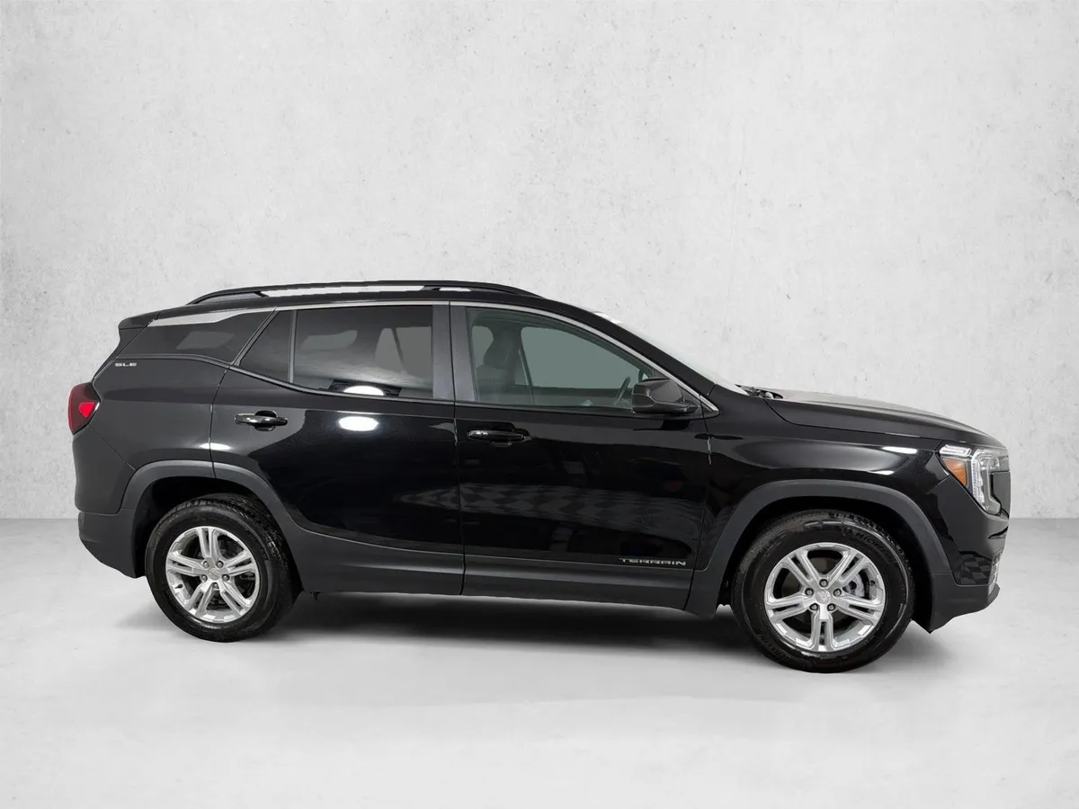 2022 GMC Terrain SLE thumbnail 2