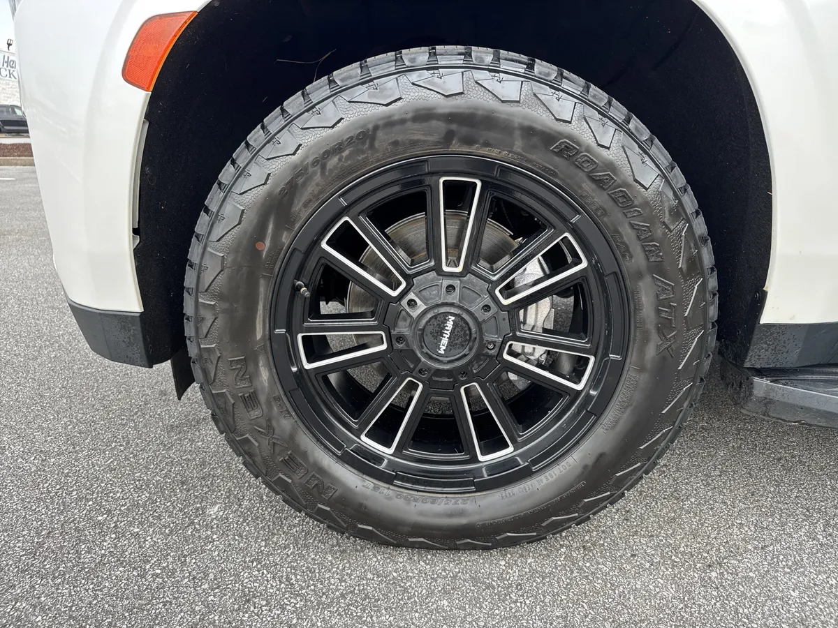 2022 GMC Yukon SLT thumbnail 12