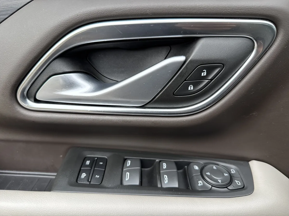 2022 GMC Yukon SLT thumbnail 14
