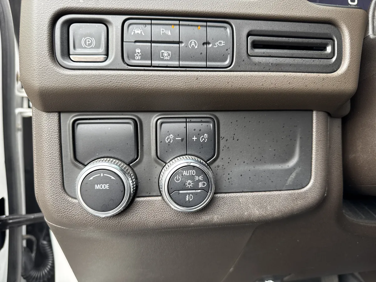 2022 GMC Yukon SLT thumbnail 17