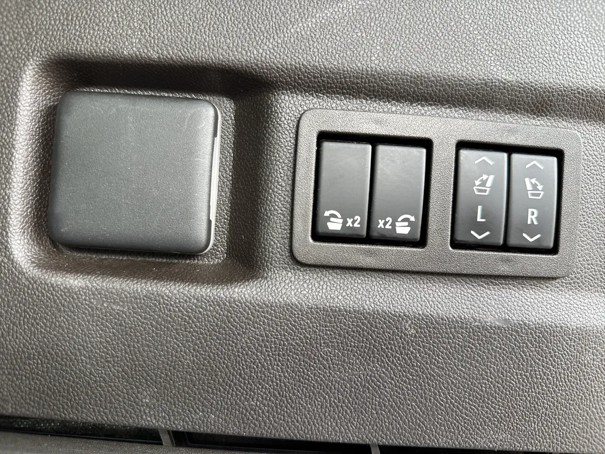 2022 GMC Yukon SLT thumbnail 36