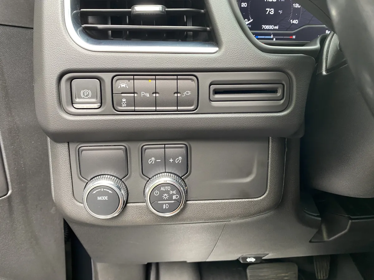 2022 GMC Yukon SLT thumbnail 17