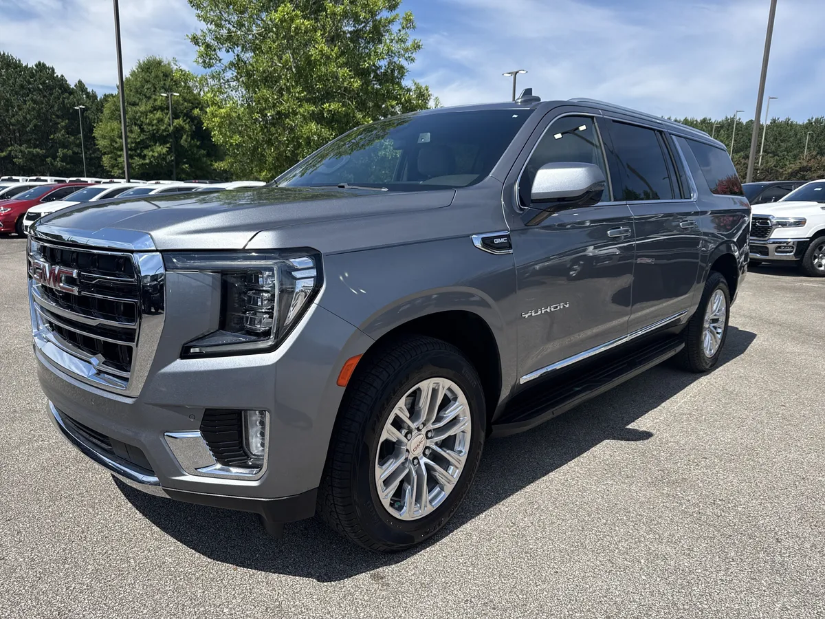 2022 GMC Yukon XL SLT thumbnail 3