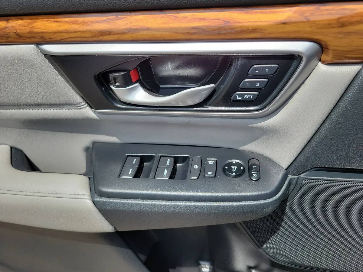 2022 Honda CR-V Hybrid Touring thumbnail 28
