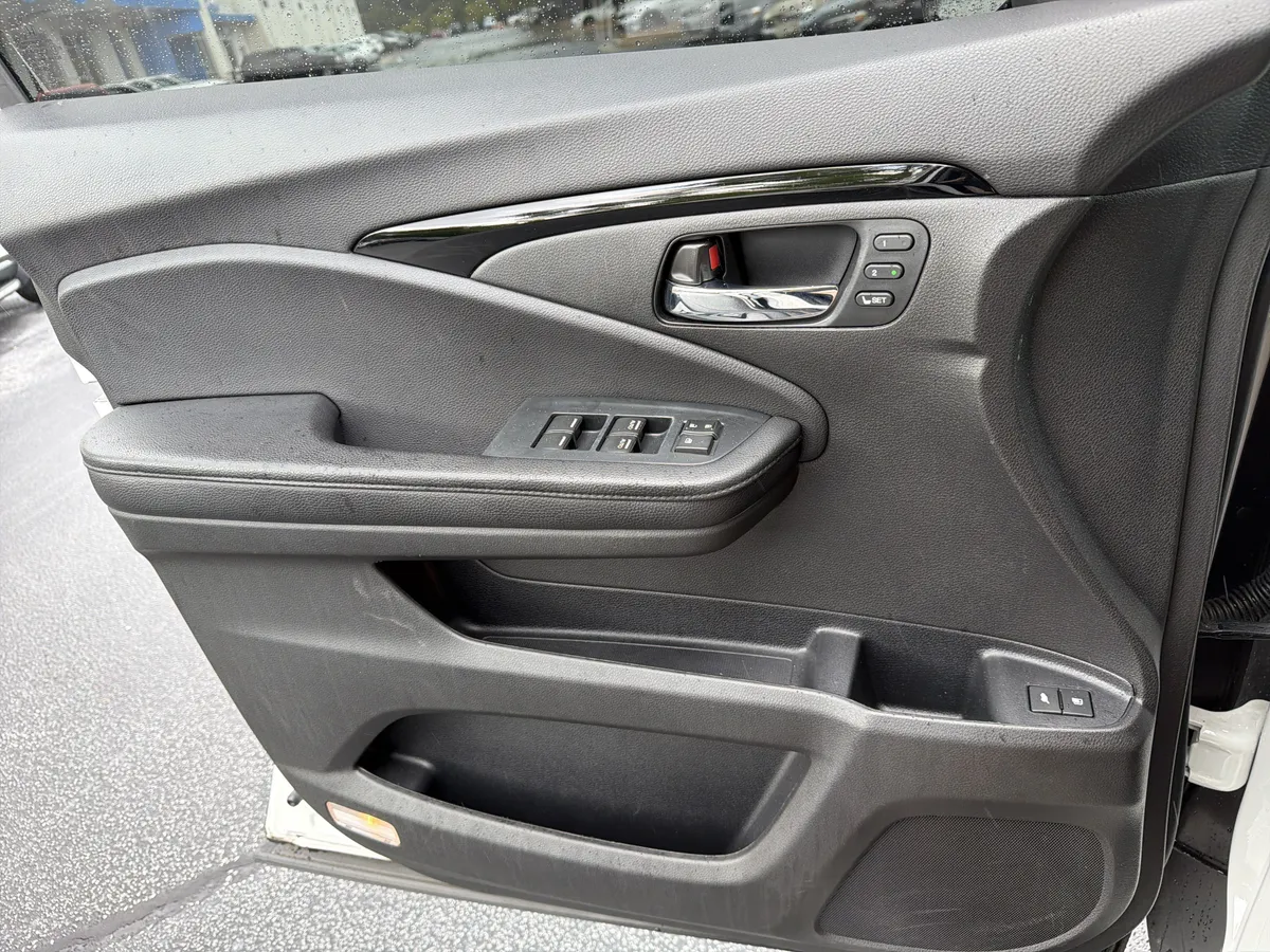2022 Honda Pilot Touring 7-Passenger thumbnail 18