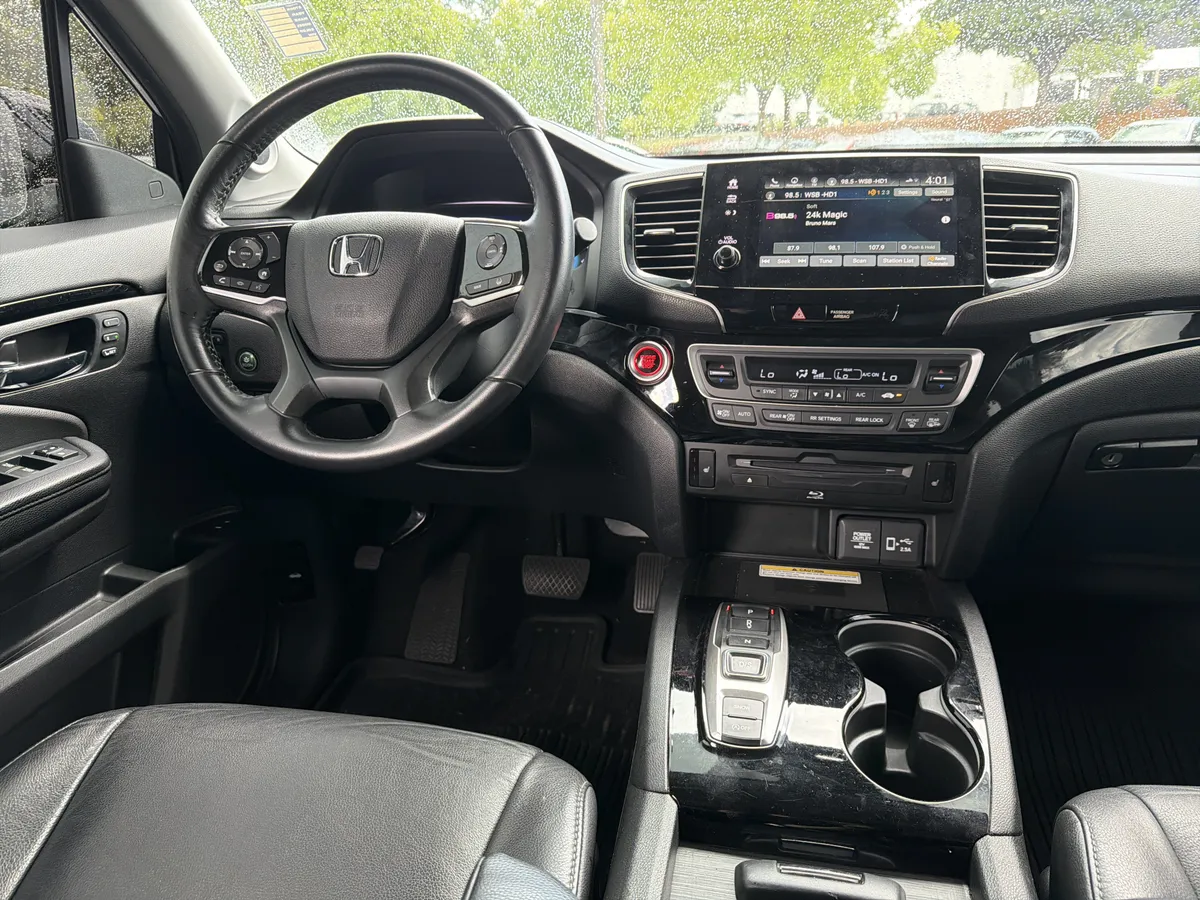 2022 Honda Pilot Touring 7-Passenger thumbnail 3