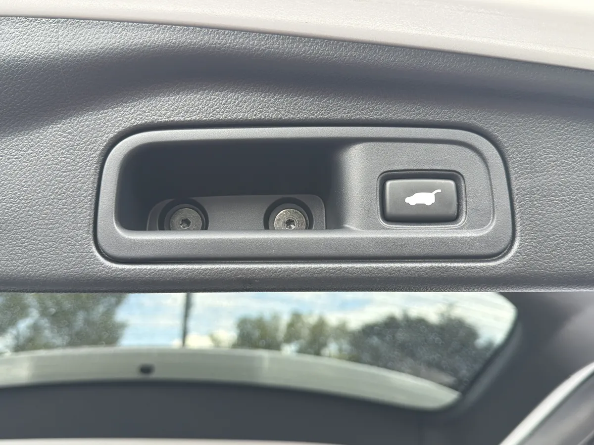 2022 Honda Pilot Touring 7-Passenger thumbnail 32