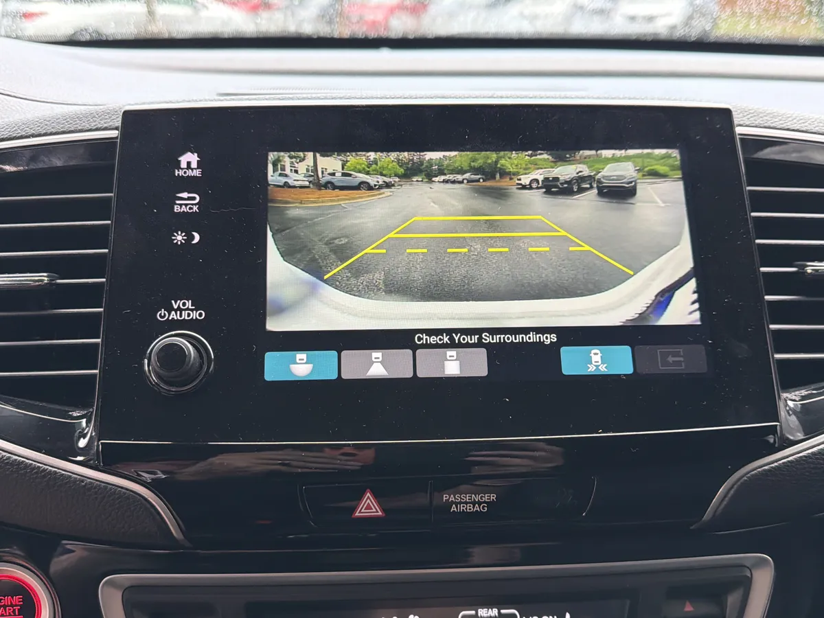 2022 Honda Pilot Touring 7-Passenger thumbnail 6