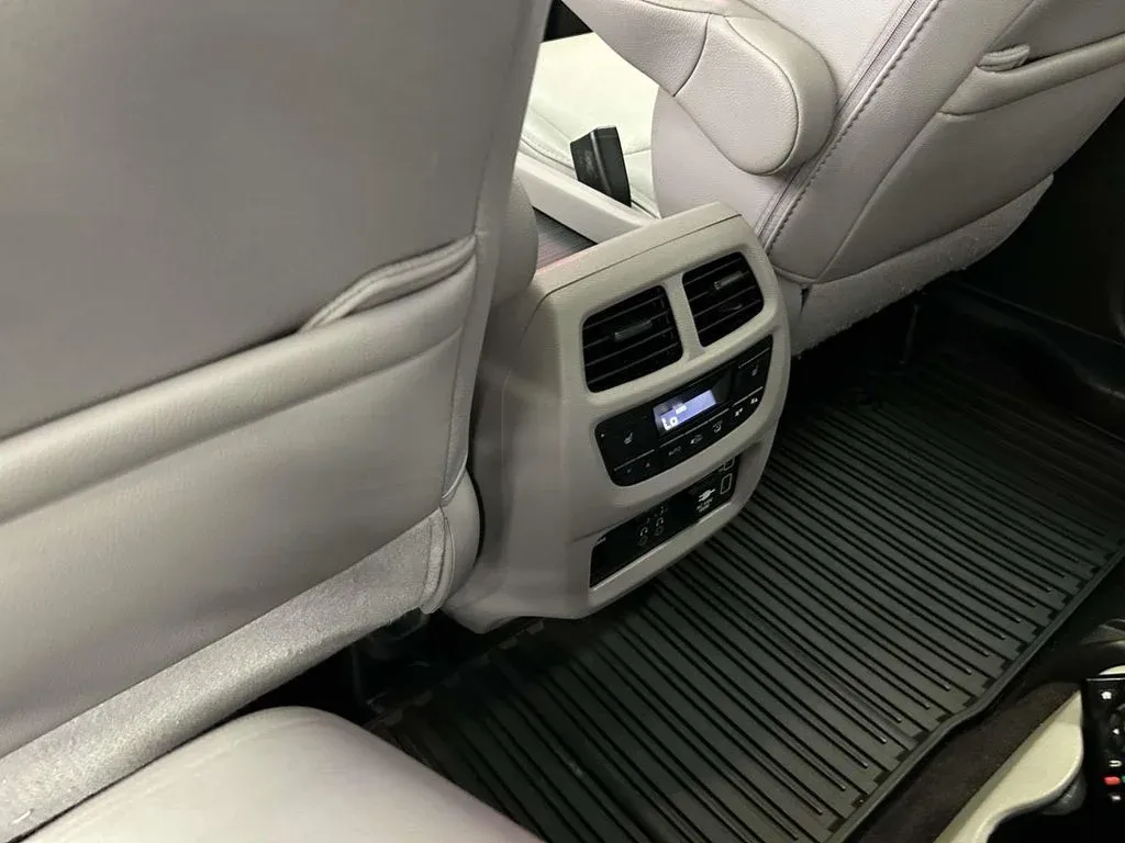 2022 Honda Pilot Touring thumbnail 16