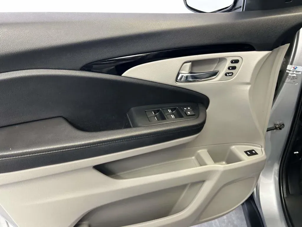 2022 Honda Pilot Touring thumbnail 19