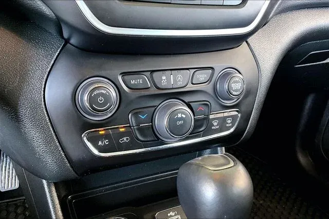 2022 Jeep Cherokee X thumbnail 23