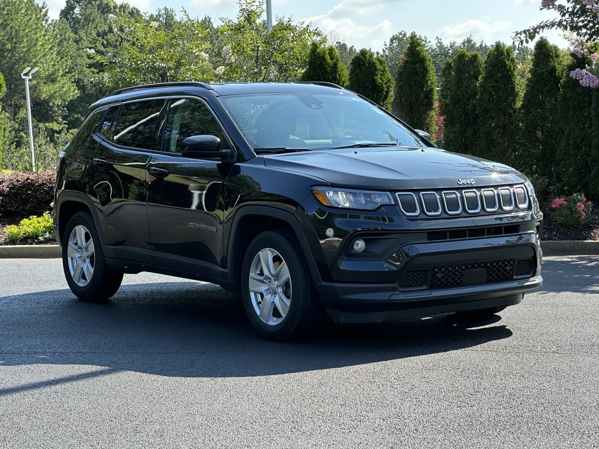 2022 Jeep Compass Latitude FWD thumbnail 2