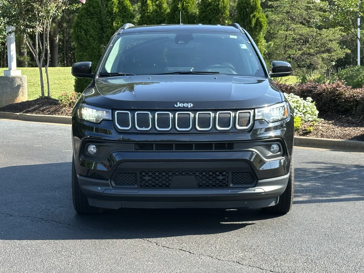 2022 Jeep Compass Latitude FWD thumbnail 3