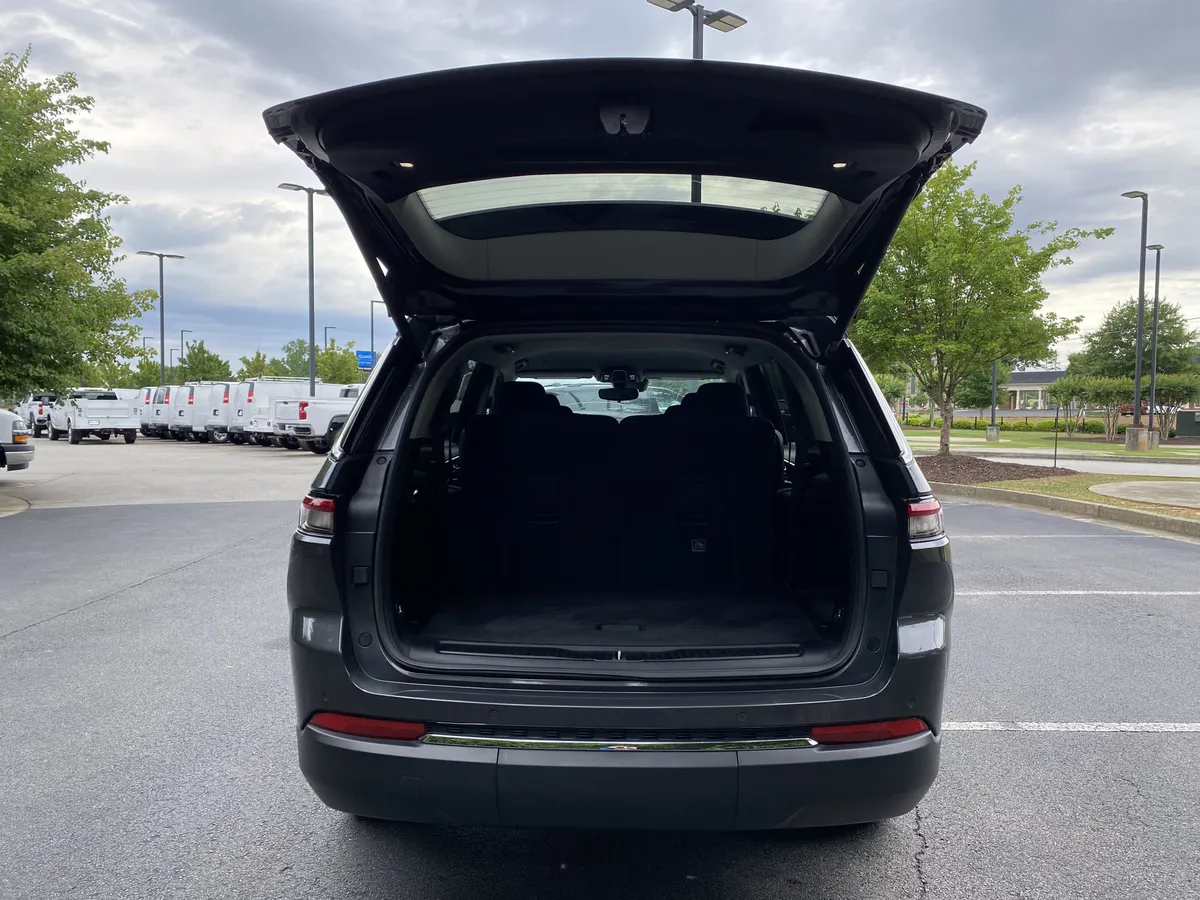 2022 Jeep Grand Cherokee L Laredo thumbnail 10