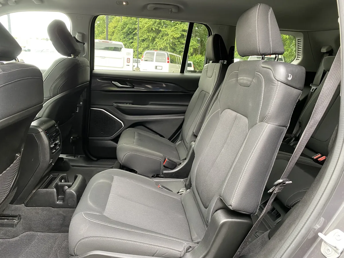 2022 Jeep Grand Cherokee L Laredo thumbnail 37