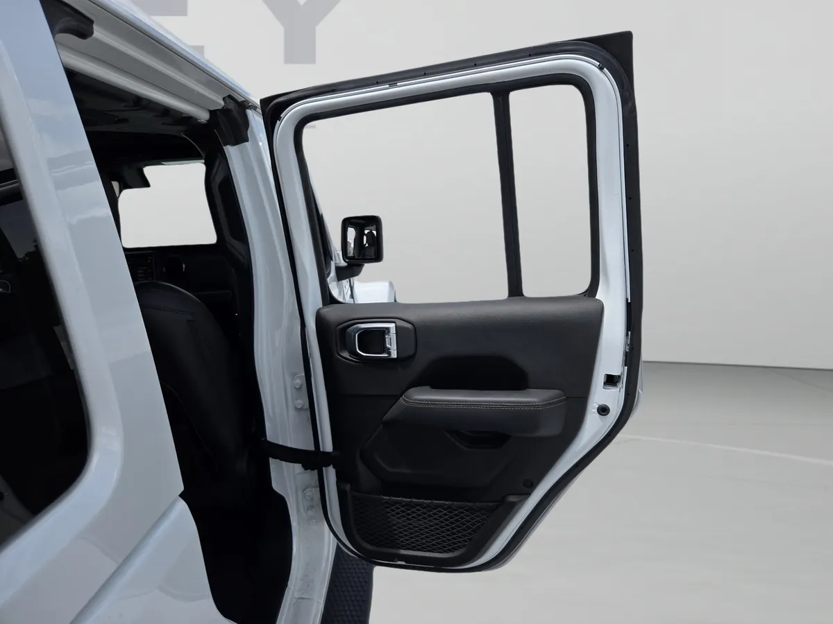 2022 Jeep Wrangler 4xe Unlimited Sahara High Altitude thumbnail 18