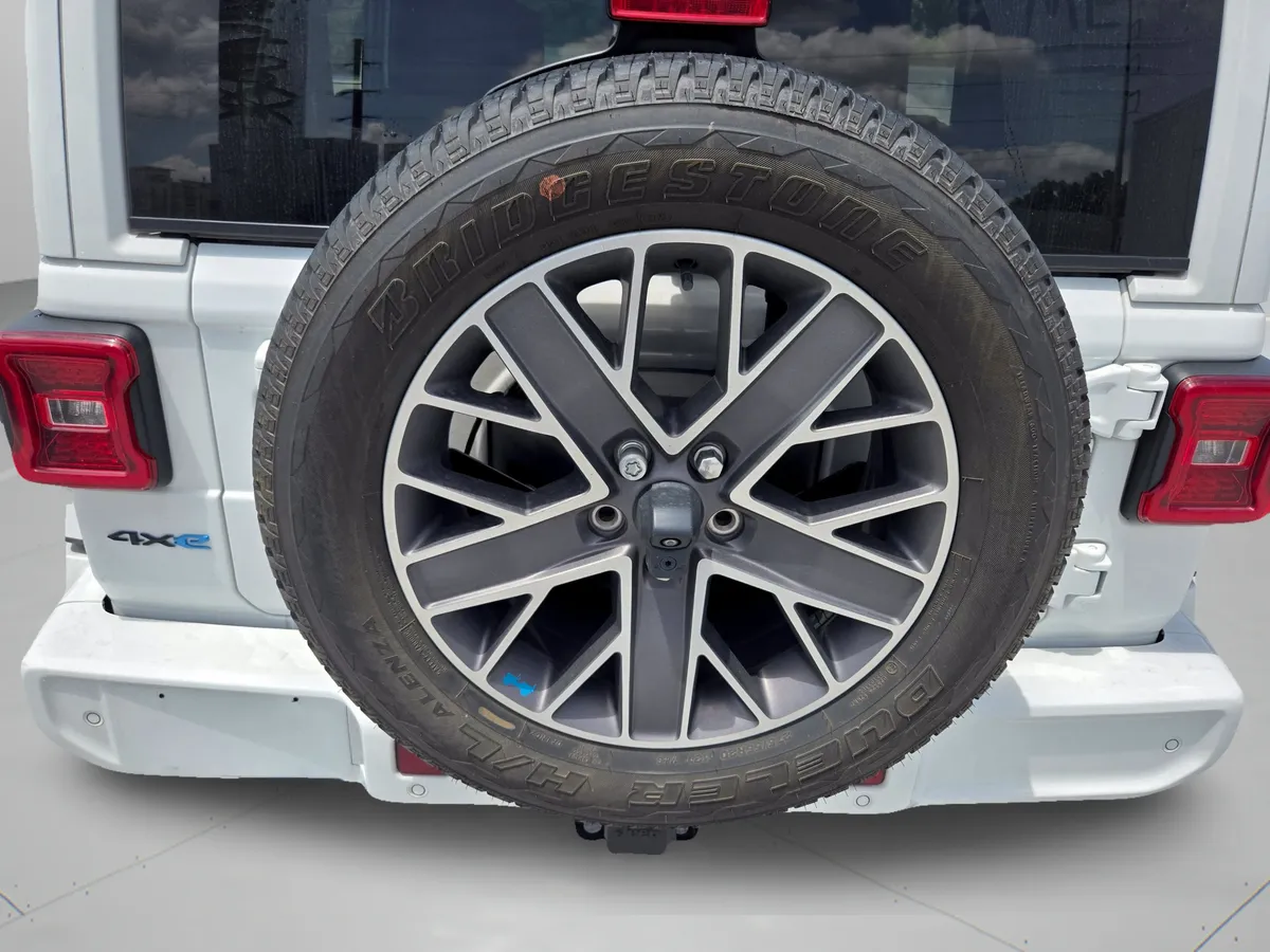 2022 Jeep Wrangler 4xe Unlimited Sahara High Altitude thumbnail 31