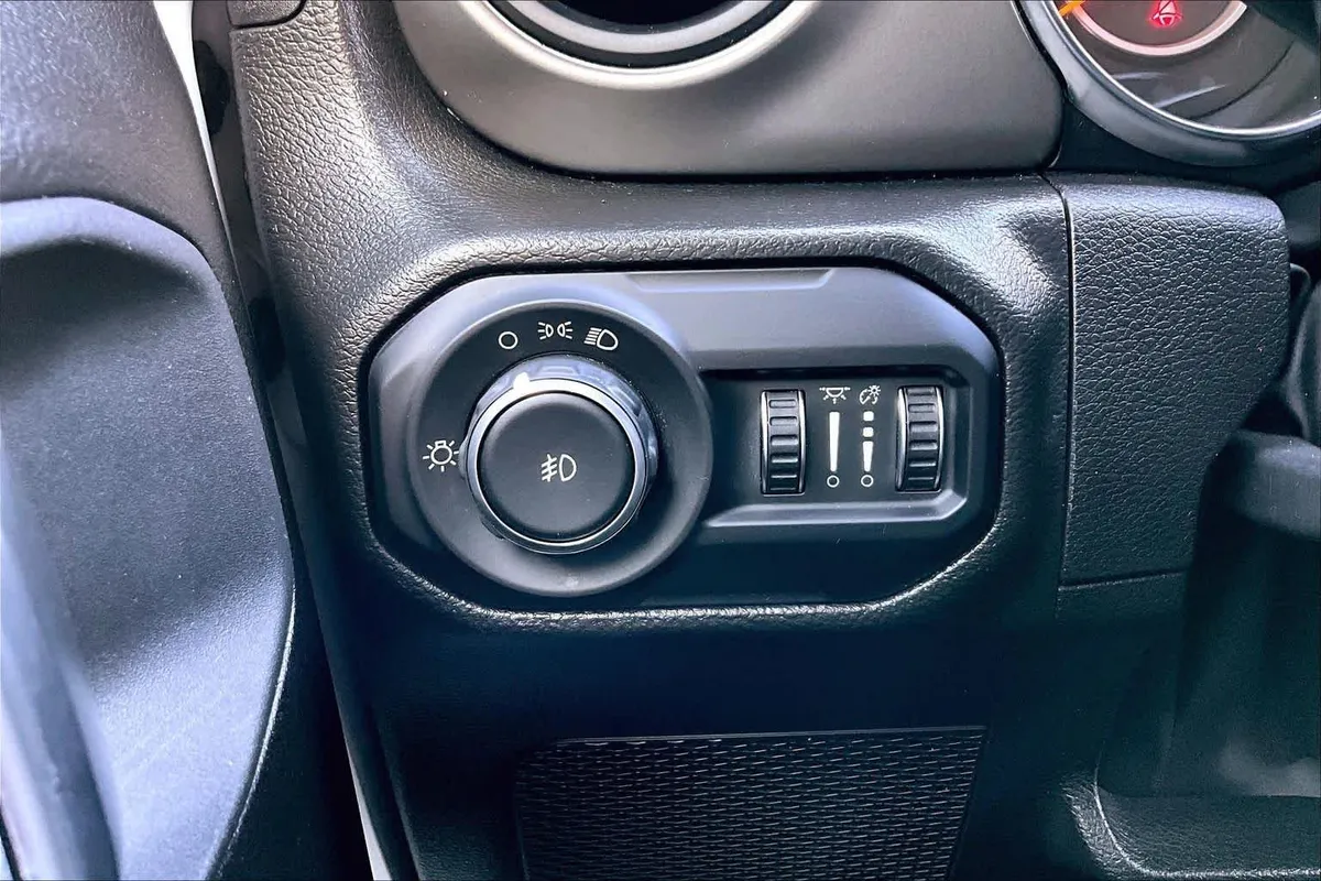 2022 Jeep Wrangler Sport thumbnail 32