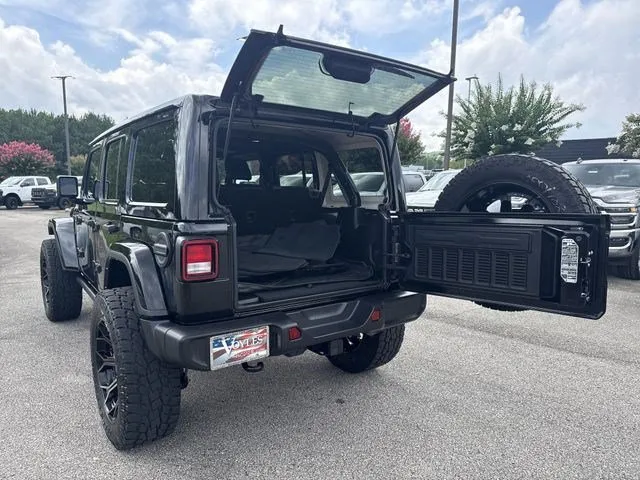 2022 Jeep Wrangler Unlimited Sahara thumbnail 18