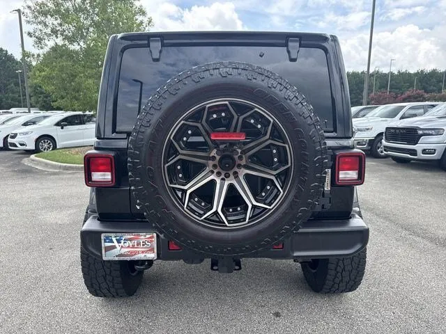 2022 Jeep Wrangler Unlimited Sahara thumbnail 6