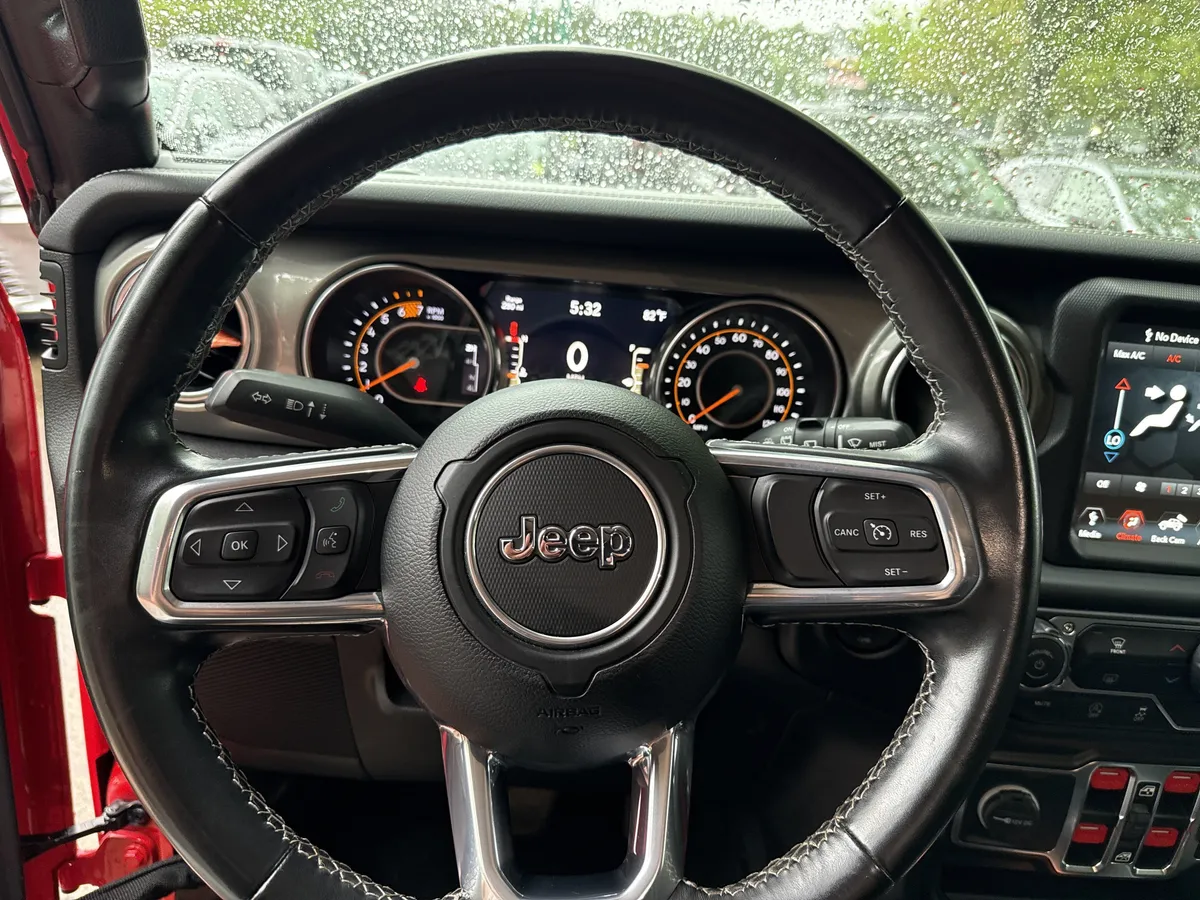 2022 Jeep Wrangler Unlimited Sahara thumbnail 24