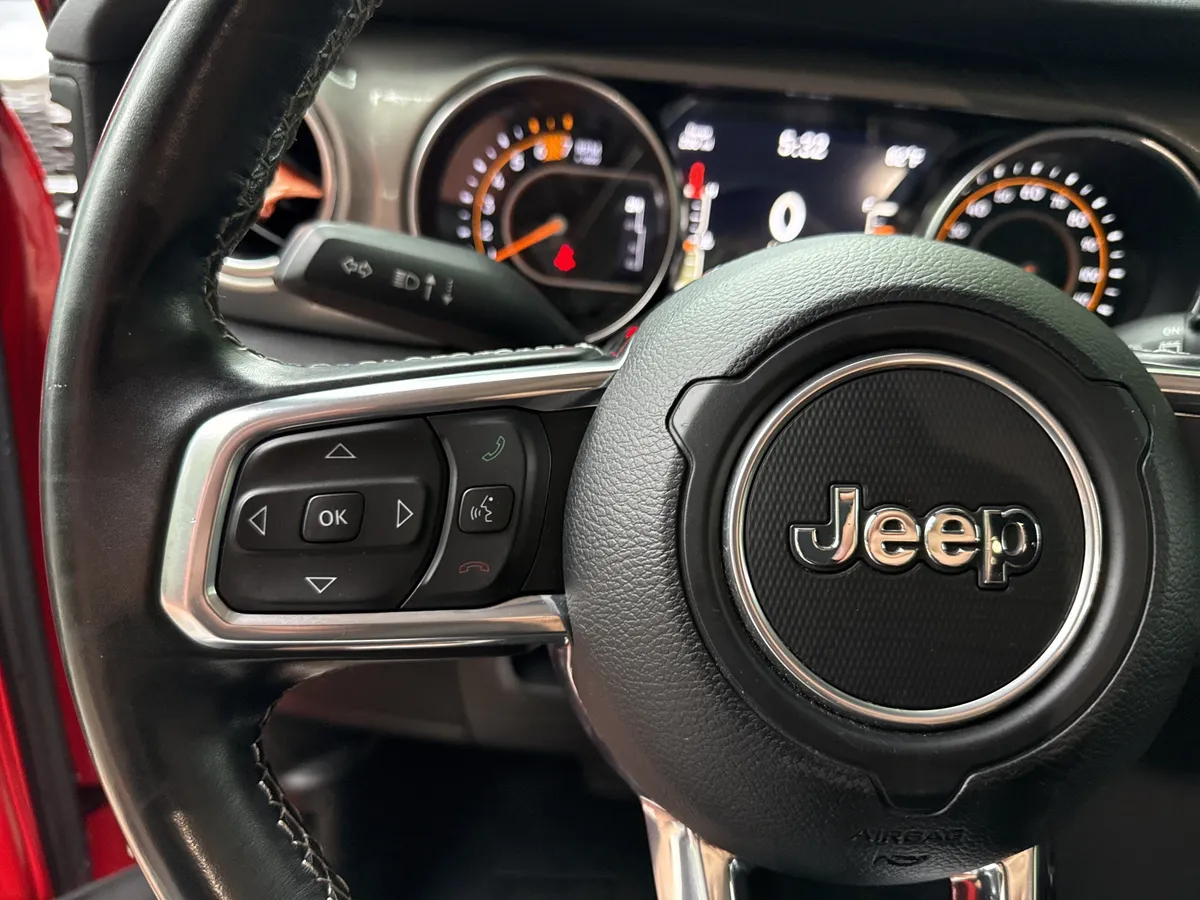 2022 Jeep Wrangler Unlimited Sahara thumbnail 25