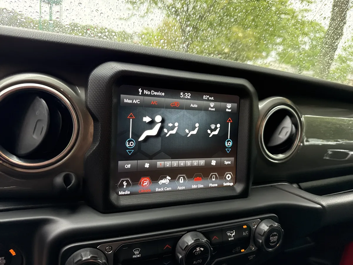 2022 Jeep Wrangler Unlimited Sahara thumbnail 28