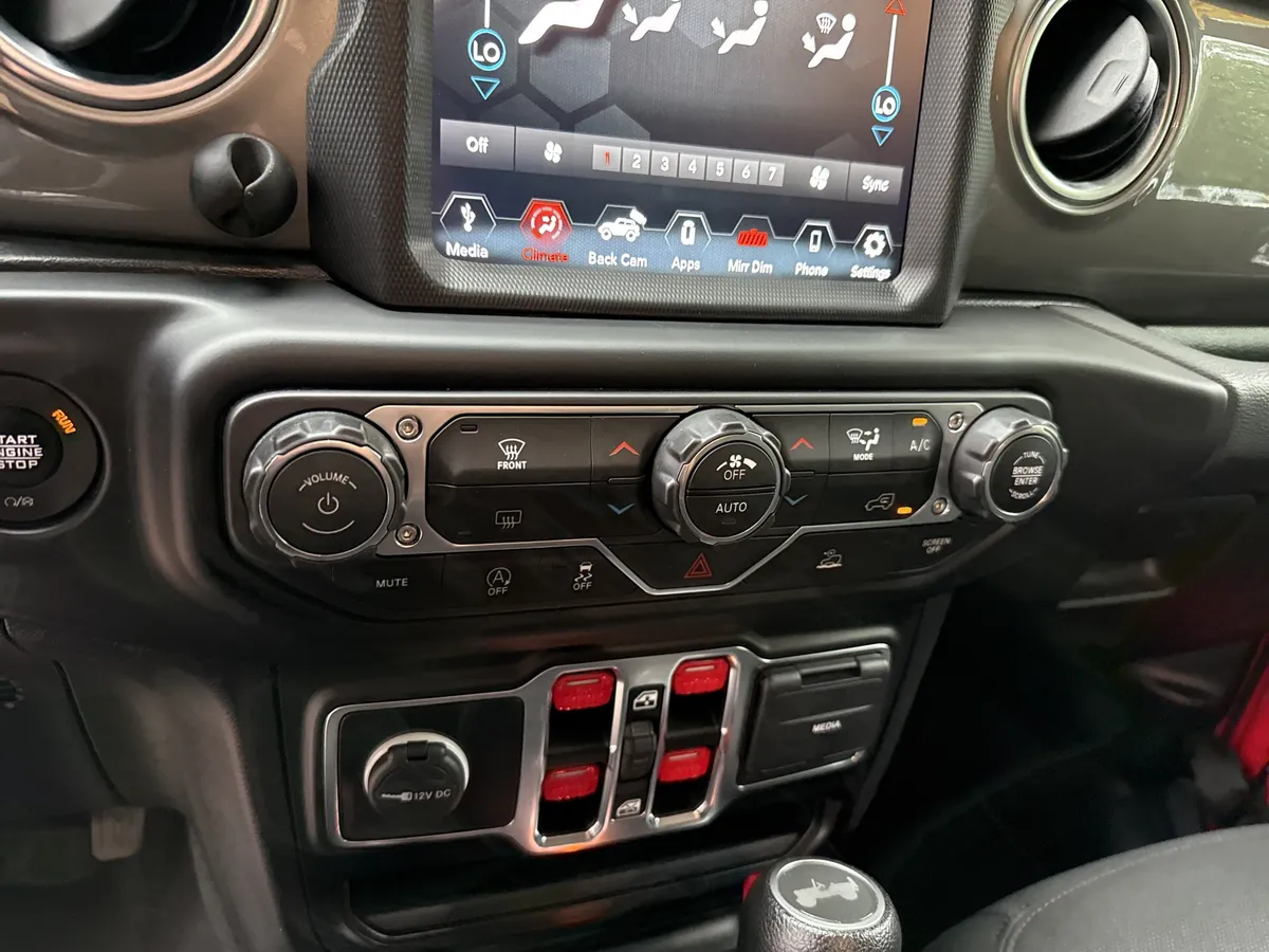 2022 Jeep Wrangler Unlimited Sahara thumbnail 29