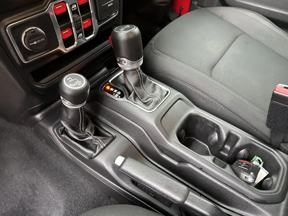 2022 Jeep Wrangler Unlimited Sahara thumbnail 30
