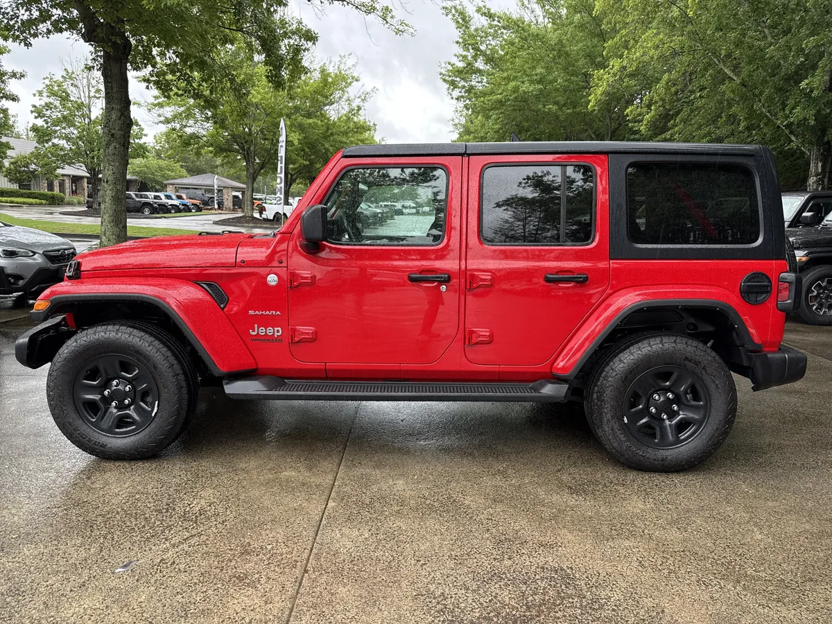 2022 Jeep Wrangler Unlimited Sahara thumbnail 4