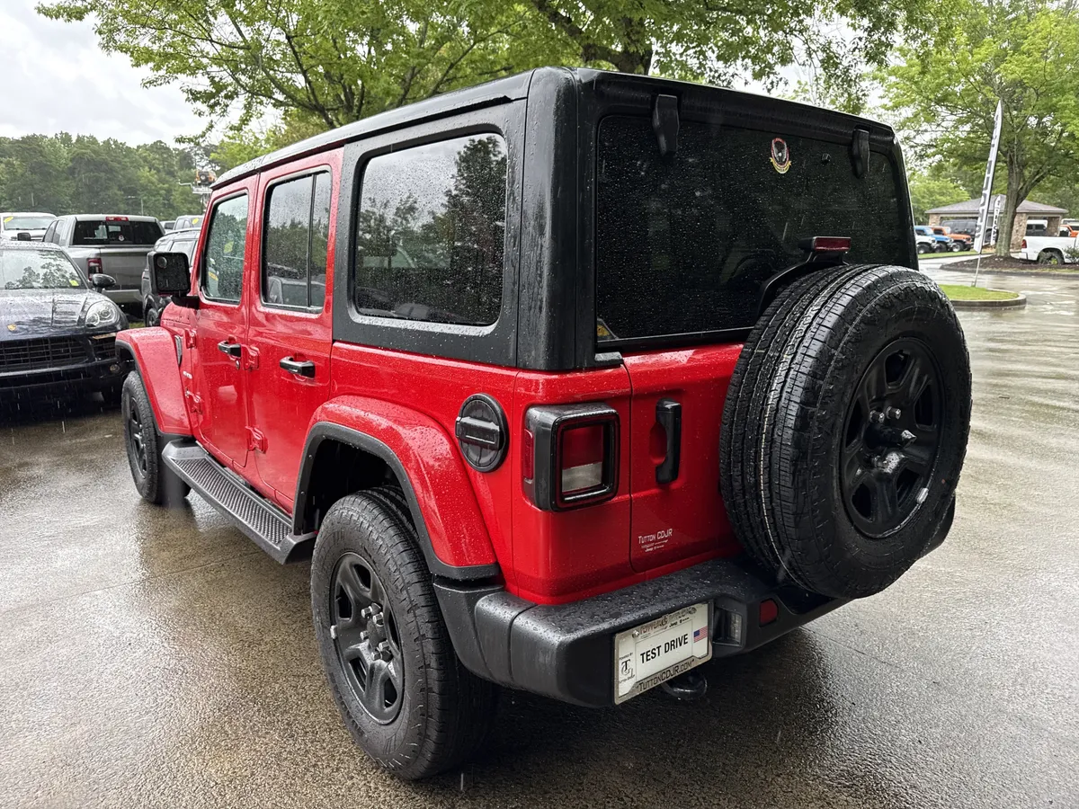 2022 Jeep Wrangler Unlimited Sahara thumbnail 5