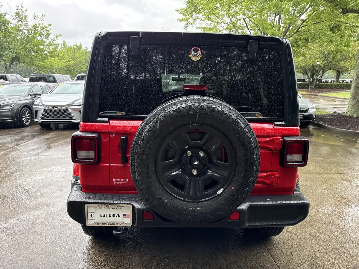 2022 Jeep Wrangler Unlimited Sahara thumbnail 6