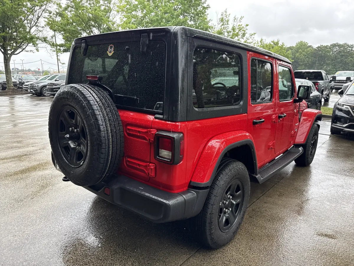 2022 Jeep Wrangler Unlimited Sahara thumbnail 7