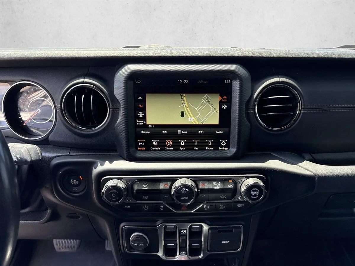 2022 Jeep Wrangler Unlimited Sahara thumbnail 13