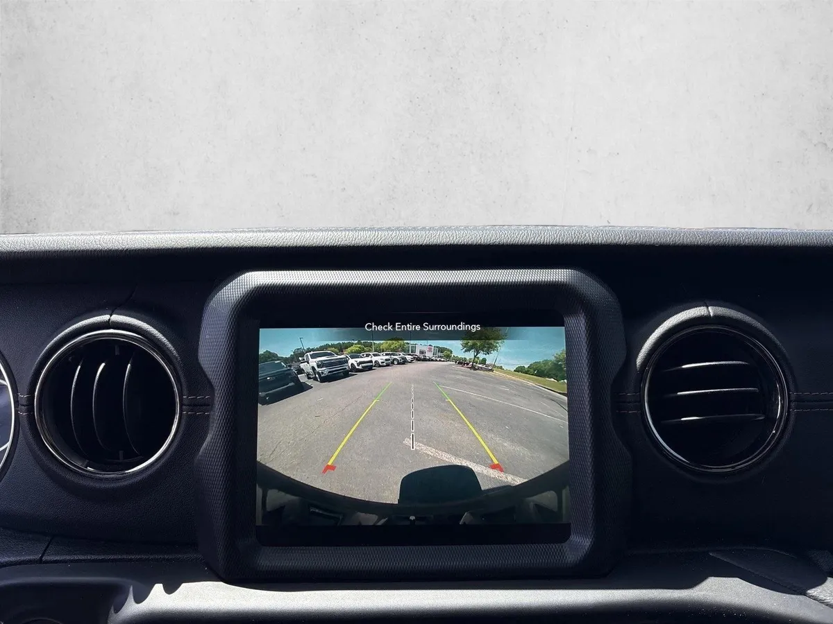2022 Jeep Wrangler Unlimited Sahara thumbnail 14