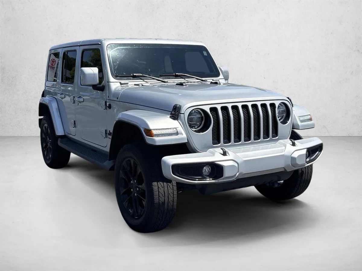 2022 Jeep Wrangler Unlimited Sahara thumbnail 3