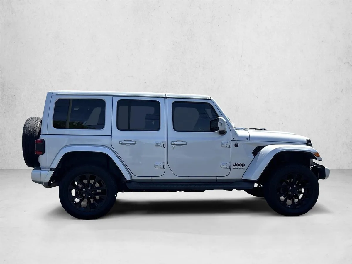 2022 Jeep Wrangler Unlimited Sahara thumbnail 4