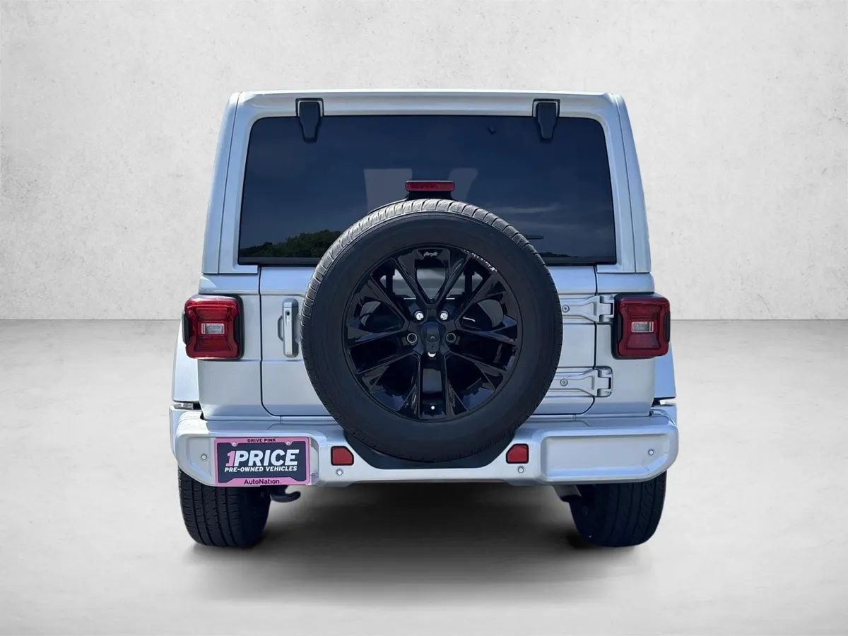 2022 Jeep Wrangler Unlimited Sahara thumbnail 6