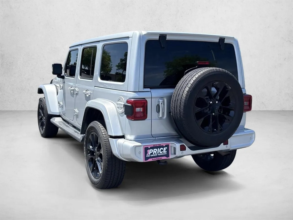 2022 Jeep Wrangler Unlimited Sahara thumbnail 7