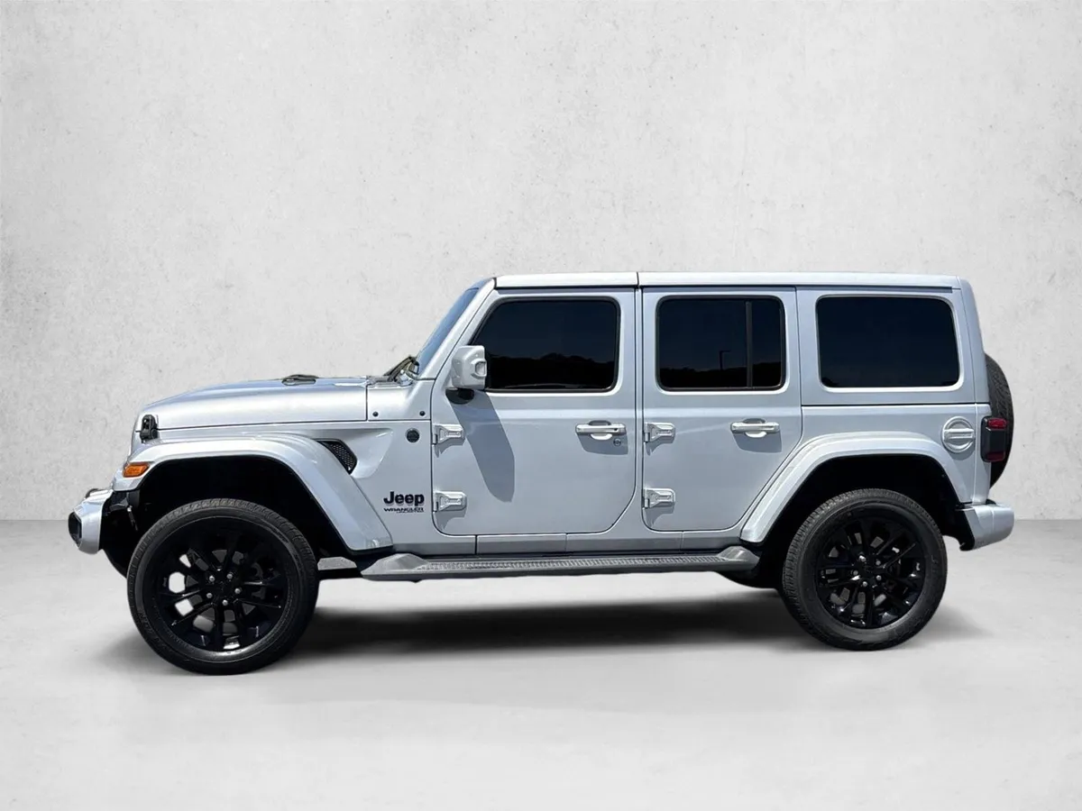 2022 Jeep Wrangler Unlimited Sahara thumbnail 8