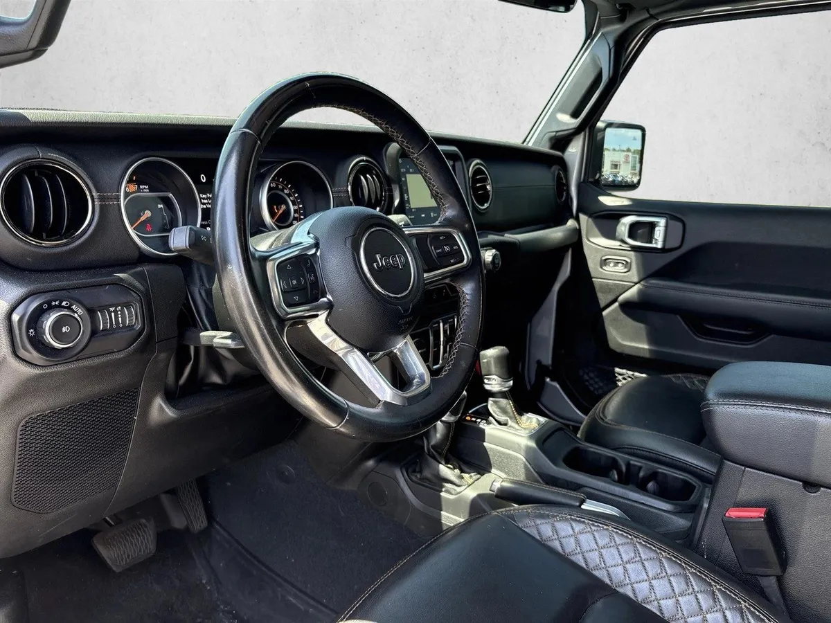 2022 Jeep Wrangler Unlimited Sahara thumbnail 9