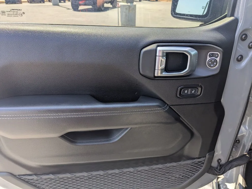 2022 Jeep Wrangler Unlimited Sahara thumbnail 11