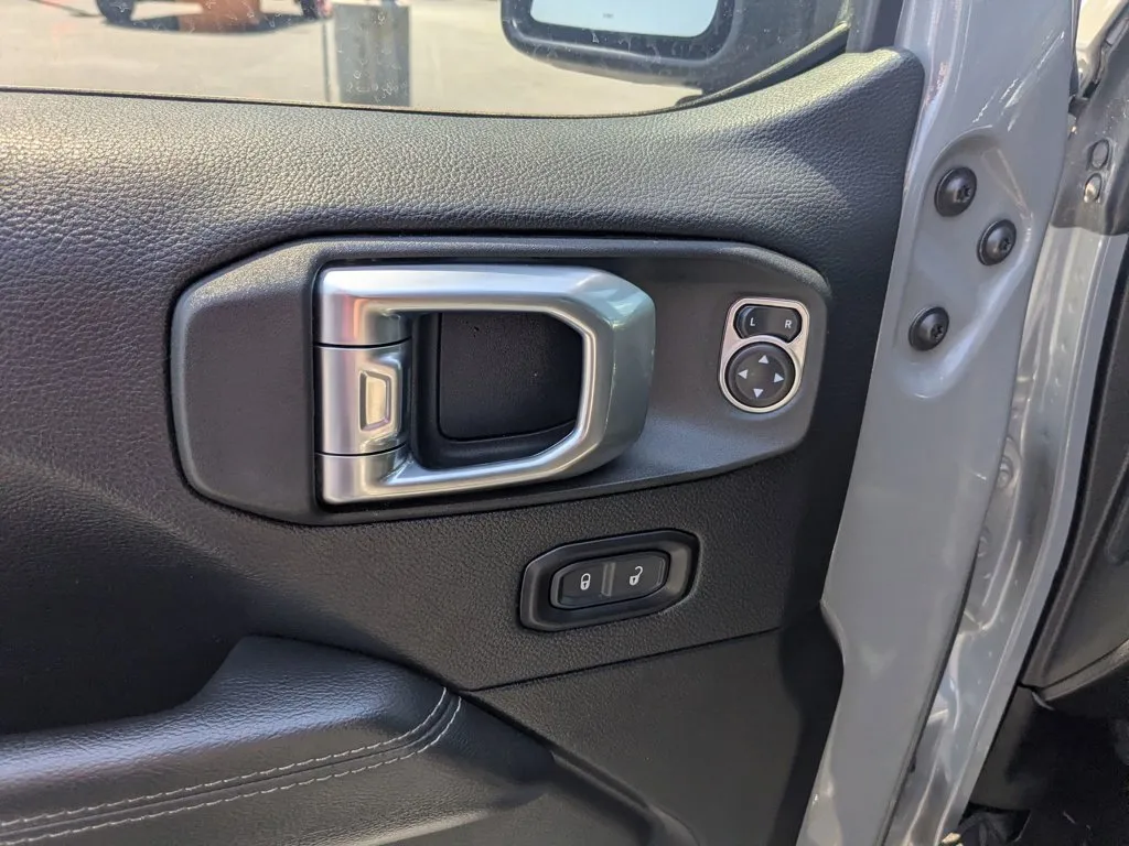 2022 Jeep Wrangler Unlimited Sahara thumbnail 12